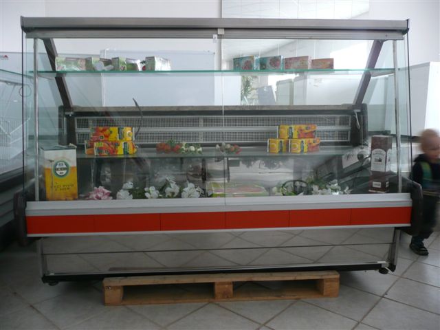 č. 30 zákusková vitrina ARNEG, 180 cm - 19000,-Kč.